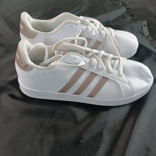 Кроссовки женские